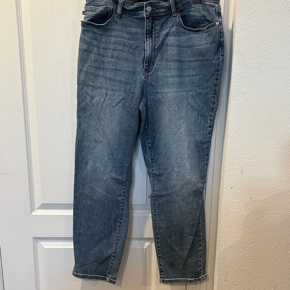 Judy Blue Women’s Slim Fit. Straight Jeans in Classic Blue